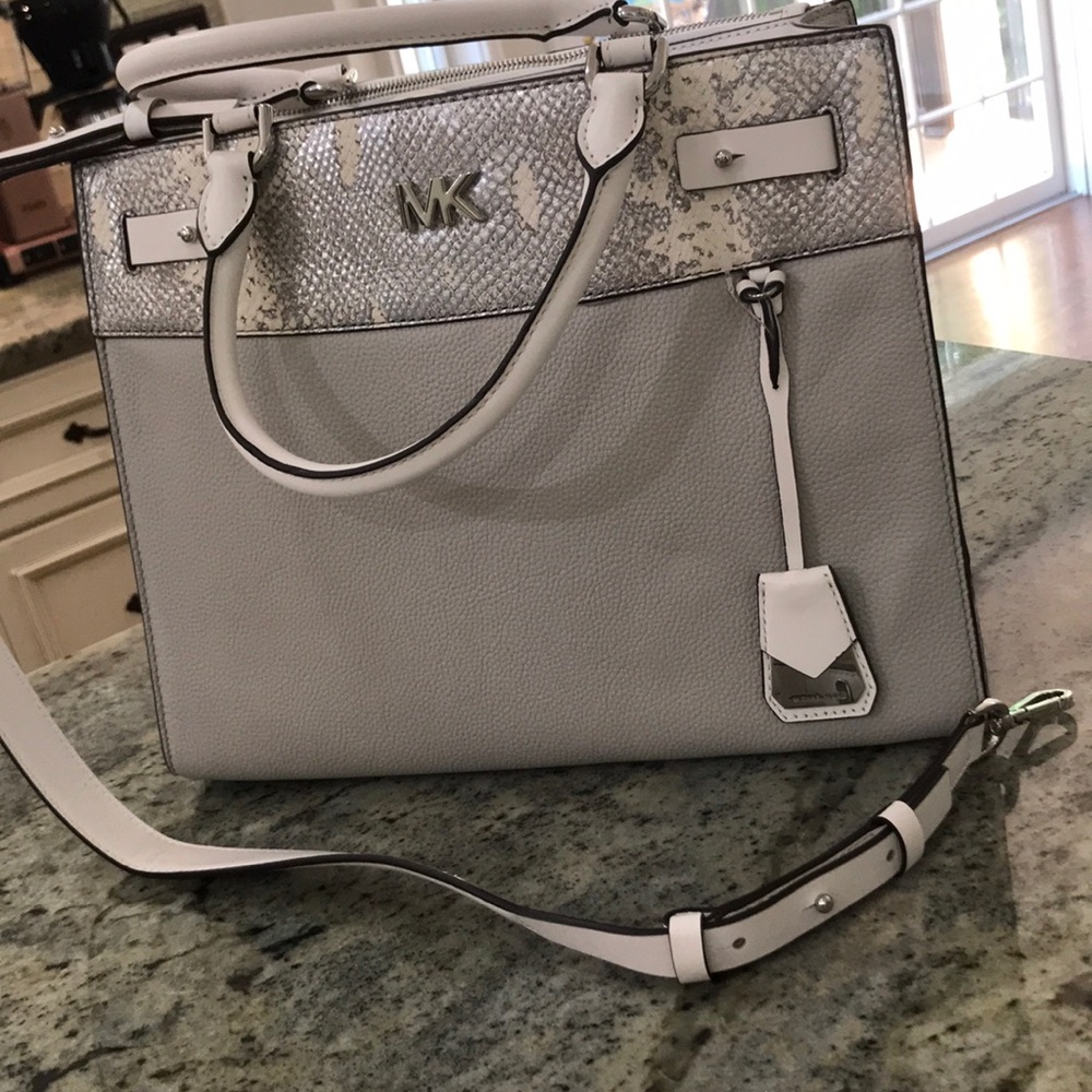 โญ๏ธHOST PICKโญ๏ธ NWT ๐ฏ% Authentic Michael Kors Reagan Satchel - Picture 2 of 7